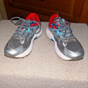 Brooks Ravenna 7 DNA Gray and Red Athletic Shoes In A Size 7.5. Pre-loved